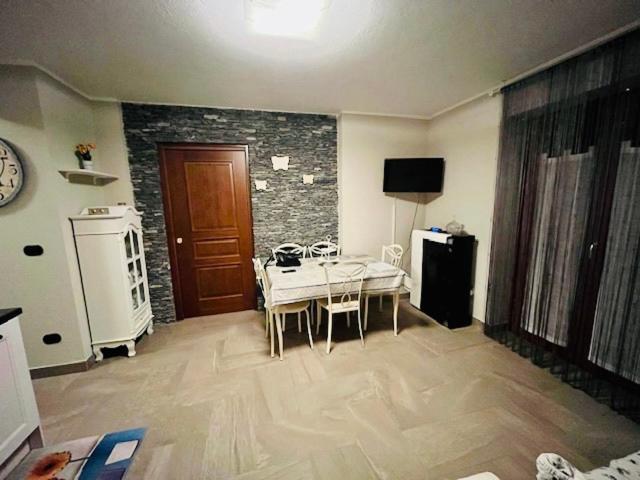 Incantevole Appartamento Con Giardino - Garage Privato E Free Wifi Улкс Екстериор снимка